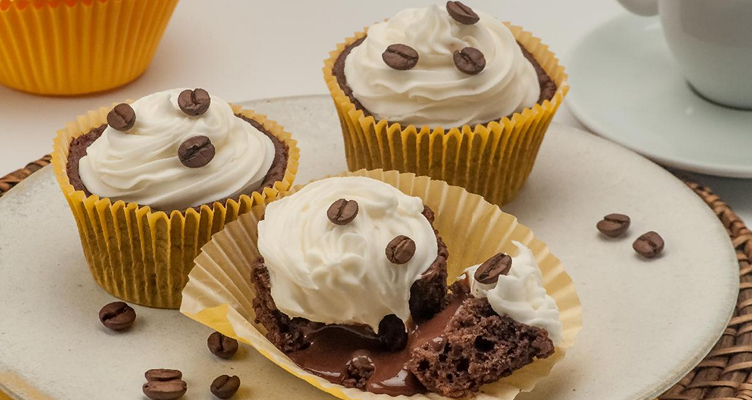 imagem de um cupcake com graos de cafe e um chantilly